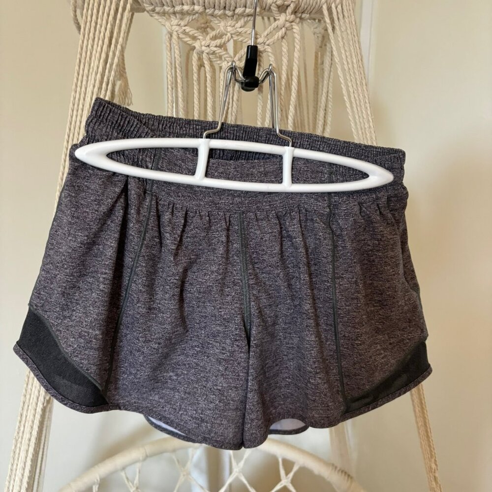Lululemon Low-Rise Hotty Hot Shorts 4" – Size 6 (Heathered Grey)